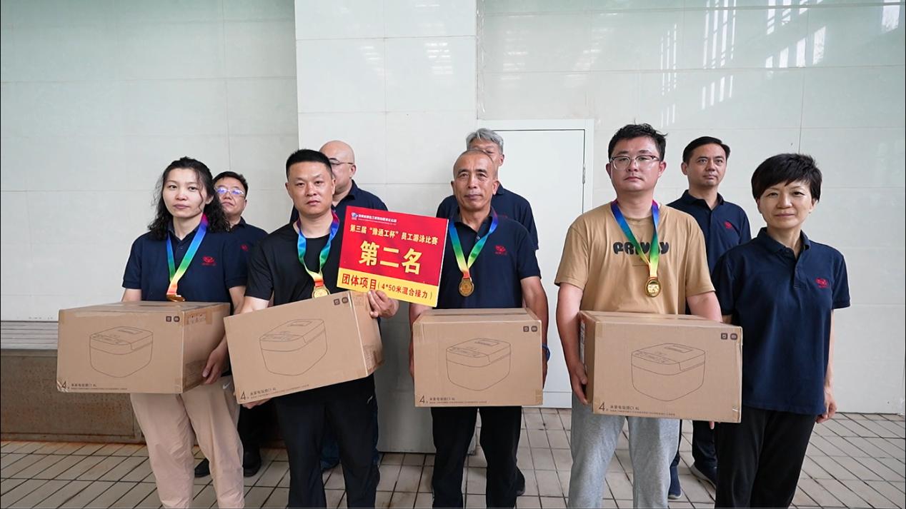 08公司工會主席、副總經(jīng)理時群英為榮獲450米接力項目第二名的：第十三分工會（焦作分公司）頒獎表彰.jpg