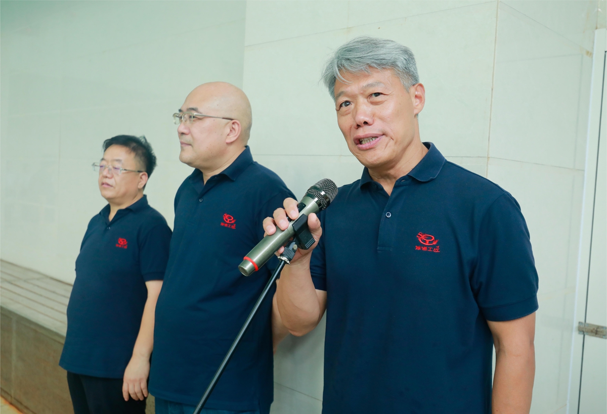 01-公司黨委書記、總經(jīng)理李子憲宣布第三屆“豫通工杯”員工游泳比賽圓滿閉幕.JPG